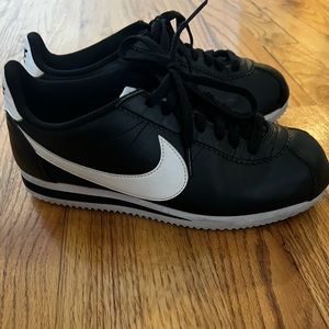 Nike Classic Cortez Leather B&W Sneaker - 9